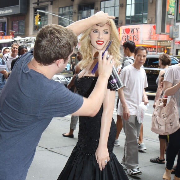 Le musée Madame Tussauds de New York dévoile au public le double de cire de l'actrice Scarlett Johansson à New York le 30 juillet 2015.