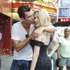 Un anonyme embrasse le double de cire de l'actrice Scarlett Johansson à New York le 30 juillet 2015.