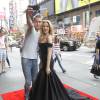 Un passant pose avec le double de cire de l'actrice Scarlett Johansson à New York le 30 juillet 2015.