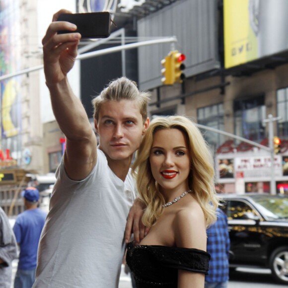 Le musée Madame Tussauds de New York dévoile au public le double de cire de l'actrice Scarlett Johansson à New York le 30 juillet 2015.