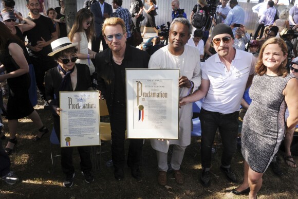 Yoko Ono, le chanteur Bono, Salil Shetty, The Edge et Melissa Mark-Viverito - Une tapisserie rendant hommage à John Lennon dévoilée Elis Island, en face de Manhat­tan à New York, le 29 juillet 2015. Il y a 40 ans, John Lennon rece­vait sa Green Card, pour célébrer cet évènement une tapis­se­rie a été comman­dée par le fonda­teur de Art for Amnesty pour remer­cier Yoko Ono d'avoir cédé à Amnesty Inter­na­tio­nal les droits sur les reprises des chan­sons que Lennon a compo­sées dans la période post-Beatles.