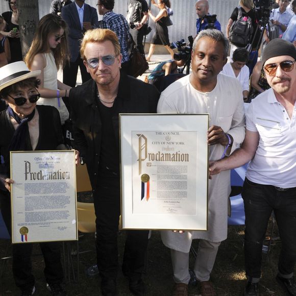 Yoko Ono, le chanteur Bono, Salil Shetty, The Edge et Melissa Mark-Viverito - Une tapisserie rendant hommage à John Lennon dévoilée Elis Island, en face de Manhat­tan à New York, le 29 juillet 2015. Il y a 40 ans, John Lennon rece­vait sa Green Card, pour célébrer cet évènement une tapis­se­rie a été comman­dée par le fonda­teur de Art for Amnesty pour remer­cier Yoko Ono d'avoir cédé à Amnesty Inter­na­tio­nal les droits sur les reprises des chan­sons que Lennon a compo­sées dans la période post-Beatles.