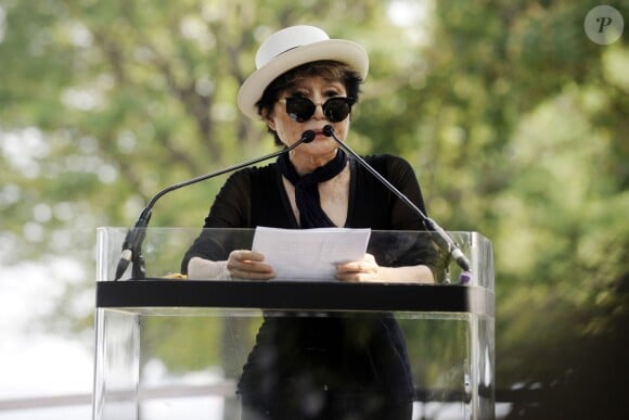 Yoko Ono - Une tapisserie rendant hommage à John Lennon dévoilée Elis Island, en face de Manhat­tan à New York, le 29 juillet 2015. Il y a 40 ans, John Lennon rece­vait sa Green Card, pour célébrer cet évènement une tapis­se­rie a été comman­dée par le fonda­teur de Art for Amnesty pour remer­cier Yoko Ono d'avoir cédé à Amnesty Inter­na­tio­nal les droits sur les reprises des chan­sons que Lennon a compo­sées dans la période post-Beatles.