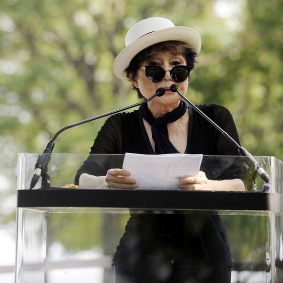 Yoko Ono - Une tapisserie rendant hommage à John Lennon dévoilée Elis Island, en face de Manhat­tan à New York, le 29 juillet 2015. Il y a 40 ans, John Lennon rece­vait sa Green Card, pour célébrer cet évènement une tapis­se­rie a été comman­dée par le fonda­teur de Art for Amnesty pour remer­cier Yoko Ono d'avoir cédé à Amnesty Inter­na­tio­nal les droits sur les reprises des chan­sons que Lennon a compo­sées dans la période post-Beatles.