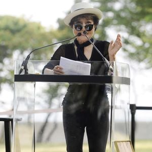 Yoko Ono - Une tapisserie rendant hommage à John Lennon dévoilée Elis Island, en face de Manhat­tan à New York, le 29 juillet 2015. Il y a 40 ans, John Lennon rece­vait sa Green Card, pour célébrer cet évènement une tapis­se­rie a été comman­dée par le fonda­teur de Art for Amnesty pour remer­cier Yoko Ono d'avoir cédé à Amnesty Inter­na­tio­nal les droits sur les reprises des chan­sons que Lennon a compo­sées dans la période post-Beatles.