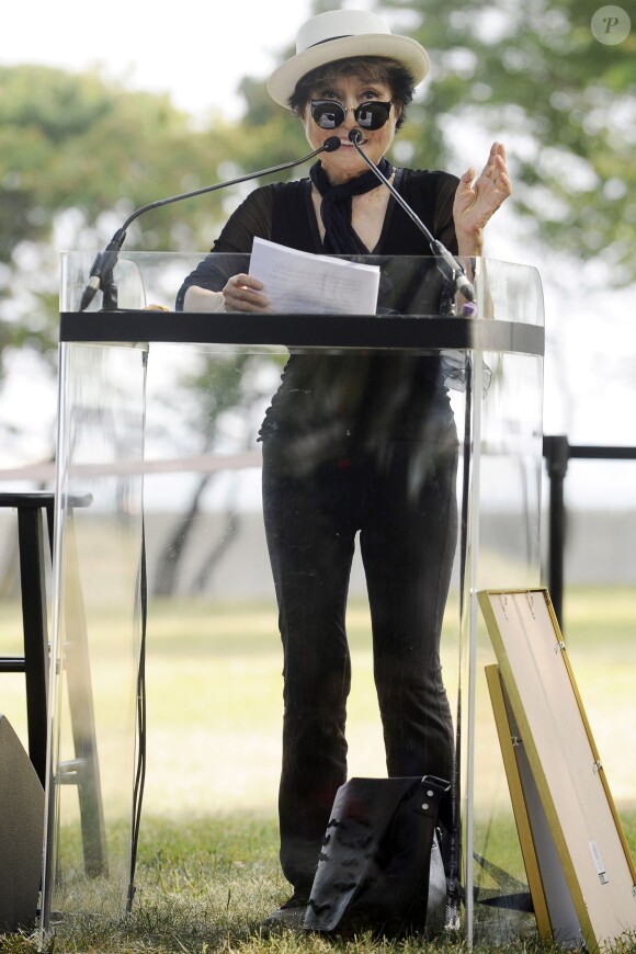 Yoko Ono - Une tapisserie rendant hommage à John Lennon dévoilée Elis Island, en face de Manhat­tan à New York, le 29 juillet 2015. Il y a 40 ans, John Lennon rece­vait sa Green Card, pour célébrer cet évènement une tapis­se­rie a été comman­dée par le fonda­teur de Art for Amnesty pour remer­cier Yoko Ono d'avoir cédé à Amnesty Inter­na­tio­nal les droits sur les reprises des chan­sons que Lennon a compo­sées dans la période post-Beatles.