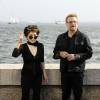 Yoko Ono et le chanteur Bono - Une tapisserie rendant hommage à John Lennon dévoilée Elis Island, en face de Manhat­tan à New York, le 29 juillet 2015. Il y a 40 ans, John Lennon rece­vait sa Green Card, pour célébrer cet évènement une tapis­se­rie a été comman­dée par le fonda­teur de Art for Amnesty pour remer­cier Yoko Ono d'avoir cédé à Amnesty Inter­na­tio­nal les droits sur les reprises des chan­sons que Lennon a compo­sées dans la période post-Beatles.