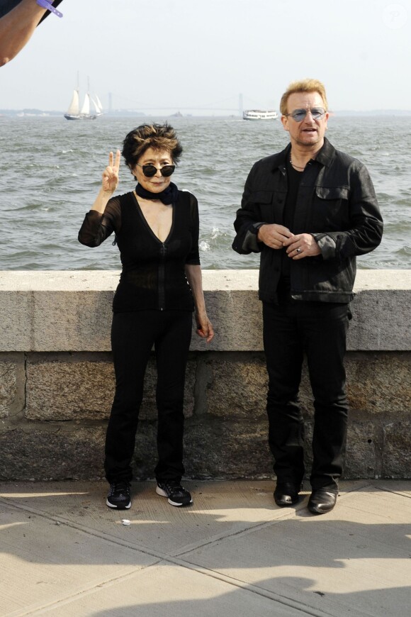 Yoko Ono et le chanteur Bono - Une tapisserie rendant hommage à John Lennon dévoilée Elis Island, en face de Manhat­tan à New York, le 29 juillet 2015. Il y a 40 ans, John Lennon rece­vait sa Green Card, pour célébrer cet évènement une tapis­se­rie a été comman­dée par le fonda­teur de Art for Amnesty pour remer­cier Yoko Ono d'avoir cédé à Amnesty Inter­na­tio­nal les droits sur les reprises des chan­sons que Lennon a compo­sées dans la période post-Beatles.