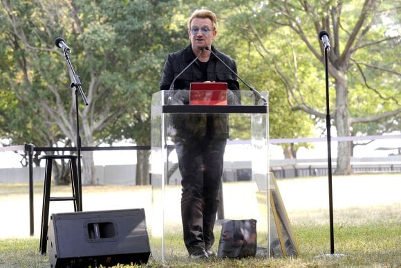 Le chanteur Bono - Une tapisserie rendant hommage à John Lennon dévoilée Elis Island, en face de Manhat­tan à New York, le 29 juillet 2015. Il y a 40 ans, John Lennon rece­vait sa Green Card, pour célébrer cet évènement une tapis­se­rie a été comman­dée par le fonda­teur de Art for Amnesty pour remer­cier Yoko Ono d'avoir cédé à Amnesty Inter­na­tio­nal les droits sur les reprises des chan­sons que Lennon a compo­sées dans la période post-Beatles.
