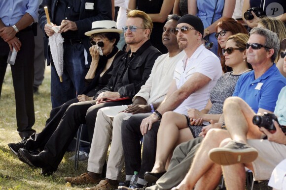 Yoko Ono, le chanteur Bono, Salil Shetty, The Edge et Melissa Mark-Viverito - Une tapisserie rendant hommage à John Lennon dévoilée Elis Island, en face de Manhat­tan à New York, le 29 juillet 2015. Il y a 40 ans, John Lennon rece­vait sa Green Card, pour célébrer cet évènement une tapis­se­rie a été comman­dée par le fonda­teur de Art for Amnesty pour remer­cier Yoko Ono d'avoir cédé à Amnesty Inter­na­tio­nal les droits sur les reprises des chan­sons que Lennon a compo­sées dans la période post-Beatles.