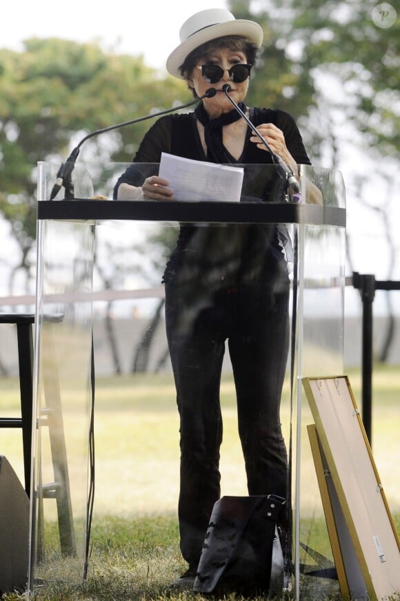 Yoko Ono - Une tapisserie rendant hommage à John Lennon dévoilée Elis Island, en face de Manhat­tan à New York, le 29 juillet 2015. Il y a 40 ans, John Lennon rece­vait sa Green Card, pour célébrer cet évènement une tapis­se­rie a été comman­dée par le fonda­teur de Art for Amnesty pour remer­cier Yoko Ono d'avoir cédé à Amnesty Inter­na­tio­nal les droits sur les reprises des chan­sons que Lennon a compo­sées dans la période post-Beatles.