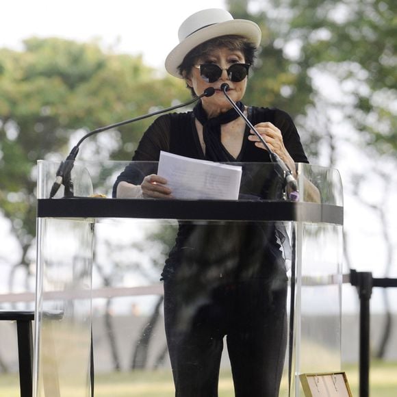 Yoko Ono - Une tapisserie rendant hommage à John Lennon dévoilée Elis Island, en face de Manhat­tan à New York, le 29 juillet 2015. Il y a 40 ans, John Lennon rece­vait sa Green Card, pour célébrer cet évènement une tapis­se­rie a été comman­dée par le fonda­teur de Art for Amnesty pour remer­cier Yoko Ono d'avoir cédé à Amnesty Inter­na­tio­nal les droits sur les reprises des chan­sons que Lennon a compo­sées dans la période post-Beatles.