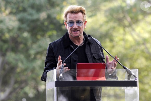 Le chanteur Bono - Une tapisserie rendant hommage à John Lennon dévoilée Elis Island, en face de Manhat­tan à New York, le 29 juillet 2015. Il y a 40 ans, John Lennon rece­vait sa Green Card, pour célébrer cet évènement une tapis­se­rie a été comman­dée par le fonda­teur de Art for Amnesty pour remer­cier Yoko Ono d'avoir cédé à Amnesty Inter­na­tio­nal les droits sur les reprises des chan­sons que Lennon a compo­sées dans la période post-Beatles.