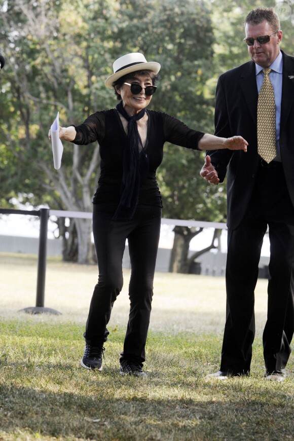 Yoko Ono - Une tapisserie rendant hommage à John Lennon dévoilée Elis Island, en face de Manhat­tan à New York, le 29 juillet 2015. Il y a 40 ans, John Lennon rece­vait sa Green Card, pour célébrer cet évènement une tapis­se­rie a été comman­dée par le fonda­teur de Art for Amnesty pour remer­cier Yoko Ono d'avoir cédé à Amnesty Inter­na­tio­nal les droits sur les reprises des chan­sons que Lennon a compo­sées dans la période post-Beatles.