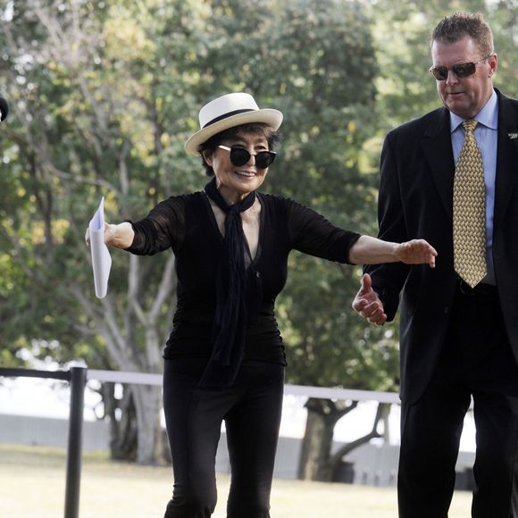 Yoko Ono - Une tapisserie rendant hommage à John Lennon dévoilée Elis Island, en face de Manhat­tan à New York, le 29 juillet 2015. Il y a 40 ans, John Lennon rece­vait sa Green Card, pour célébrer cet évènement une tapis­se­rie a été comman­dée par le fonda­teur de Art for Amnesty pour remer­cier Yoko Ono d'avoir cédé à Amnesty Inter­na­tio­nal les droits sur les reprises des chan­sons que Lennon a compo­sées dans la période post-Beatles.