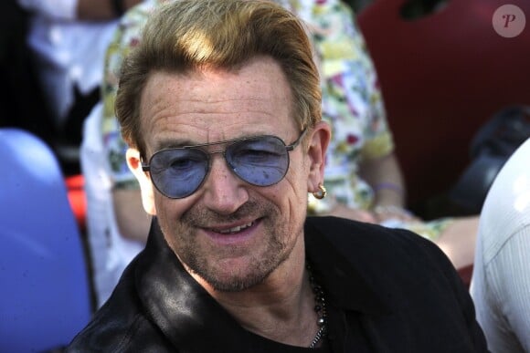 Le chanteur Bono - Une tapisserie rendant hommage à John Lennon dévoilée Elis Island, en face de Manhat­tan à New York, le 29 juillet 2015. Il y a 40 ans, John Lennon rece­vait sa Green Card, pour célébrer cet évènement une tapis­se­rie a été comman­dée par le fonda­teur de Art for Amnesty pour remer­cier Yoko Ono d'avoir cédé à Amnesty Inter­na­tio­nal les droits sur les reprises des chan­sons que Lennon a compo­sées dans la période post-Beatles.