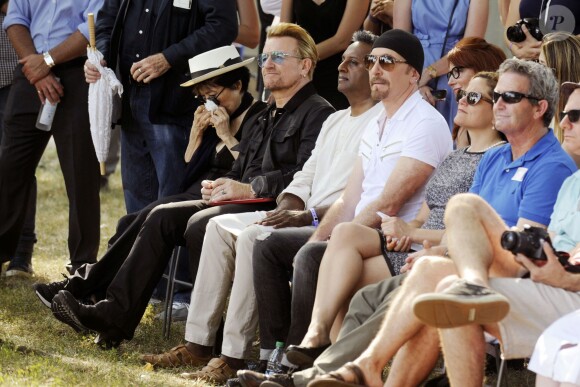 Yoko Ono, le chanteur Bono, Salil Shetty, The Edge et Melissa Mark-Viverito - Une tapisserie rendant hommage à John Lennon dévoilée Elis Island, en face de Manhat­tan à New York, le 29 juillet 2015. Il y a 40 ans, John Lennon rece­vait sa Green Card, pour célébrer cet évènement une tapis­se­rie a été comman­dée par le fonda­teur de Art for Amnesty pour remer­cier Yoko Ono d'avoir cédé à Amnesty Inter­na­tio­nal les droits sur les reprises des chan­sons que Lennon a compo­sées dans la période post-Beatles.
