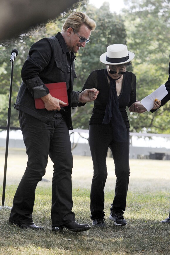 Le chanteur Bono et Yoko Ono - Une tapisserie rendant hommage à John Lennon dévoilée Elis Island, en face de Manhat­tan à New York, le 29 juillet 2015. Il y a 40 ans, John Lennon rece­vait sa Green Card, pour célébrer cet évènement une tapis­se­rie a été comman­dée par le fonda­teur de Art for Amnesty pour remer­cier Yoko Ono d'avoir cédé à Amnesty Inter­na­tio­nal les droits sur les reprises des chan­sons que Lennon a compo­sées dans la période post-Beatles.