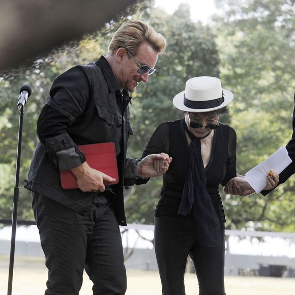 Le chanteur Bono et Yoko Ono - Une tapisserie rendant hommage à John Lennon dévoilée Elis Island, en face de Manhat­tan à New York, le 29 juillet 2015. Il y a 40 ans, John Lennon rece­vait sa Green Card, pour célébrer cet évènement une tapis­se­rie a été comman­dée par le fonda­teur de Art for Amnesty pour remer­cier Yoko Ono d'avoir cédé à Amnesty Inter­na­tio­nal les droits sur les reprises des chan­sons que Lennon a compo­sées dans la période post-Beatles.