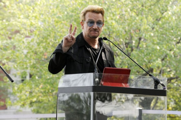 Le chanteur Bono - Une tapisserie rendant hommage à John Lennon dévoilée Elis Island, en face de Manhat­tan à New York, le 29 juillet 2015. Il y a 40 ans, John Lennon rece­vait sa Green Card, pour célébrer cet évènement une tapis­se­rie a été comman­dée par le fonda­teur de Art for Amnesty pour remer­cier Yoko Ono d'avoir cédé à Amnesty Inter­na­tio­nal les droits sur les reprises des chan­sons que Lennon a compo­sées dans la période post-Beatles.