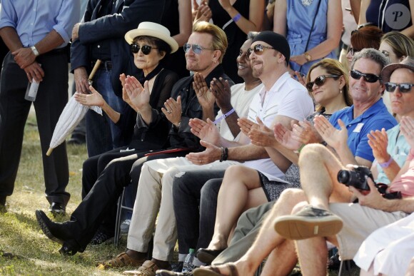 Yoko Ono, le chanteur Bono, Salil Shetty, The Edge et Melissa Mark-Viverito - Une tapisserie rendant hommage à John Lennon dévoilée Elis Island, en face de Manhat­tan à New York, le 29 juillet 2015. Il y a 40 ans, John Lennon rece­vait sa Green Card, pour célébrer cet évènement une tapis­se­rie a été comman­dée par le fonda­teur de Art for Amnesty pour remer­cier Yoko Ono d'avoir cédé à Amnesty Inter­na­tio­nal les droits sur les reprises des chan­sons que Lennon a compo­sées dans la période post-Beatles.