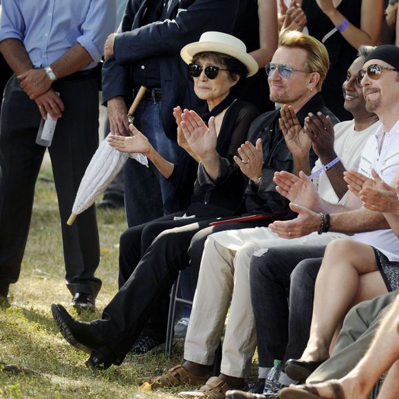 Yoko Ono, le chanteur Bono, Salil Shetty, The Edge et Melissa Mark-Viverito - Une tapisserie rendant hommage à John Lennon dévoilée Elis Island, en face de Manhat­tan à New York, le 29 juillet 2015. Il y a 40 ans, John Lennon rece­vait sa Green Card, pour célébrer cet évènement une tapis­se­rie a été comman­dée par le fonda­teur de Art for Amnesty pour remer­cier Yoko Ono d'avoir cédé à Amnesty Inter­na­tio­nal les droits sur les reprises des chan­sons que Lennon a compo­sées dans la période post-Beatles.
