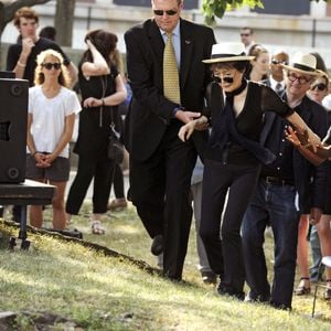 Yoko Ono - Une tapisserie rendant hommage à John Lennon dévoilée Elis Island, en face de Manhat­tan à New York, le 29 juillet 2015. Il y a 40 ans, John Lennon rece­vait sa Green Card, pour célébrer cet évènement une tapis­se­rie a été comman­dée par le fonda­teur de Art for Amnesty pour remer­cier Yoko Ono d'avoir cédé à Amnesty Inter­na­tio­nal les droits sur les reprises des chan­sons que Lennon a compo­sées dans la période post-Beatles.