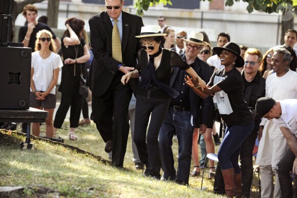 Yoko Ono - Une tapisserie rendant hommage à John Lennon dévoilée Elis Island, en face de Manhat­tan à New York, le 29 juillet 2015. Il y a 40 ans, John Lennon rece­vait sa Green Card, pour célébrer cet évènement une tapis­se­rie a été comman­dée par le fonda­teur de Art for Amnesty pour remer­cier Yoko Ono d'avoir cédé à Amnesty Inter­na­tio­nal les droits sur les reprises des chan­sons que Lennon a compo­sées dans la période post-Beatles.