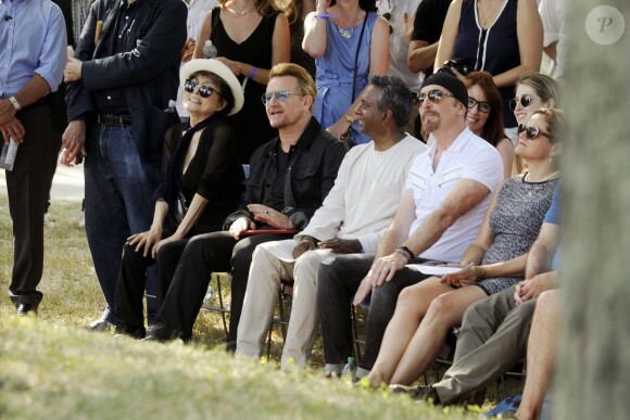 Yoko Ono, le chanteur Bono, Salil Shetty, The Edge et Melissa Mark-Viverito - Une tapisserie rendant hommage à John Lennon dévoilée Elis Island, en face de Manhat­tan à New York, le 29 juillet 2015. Il y a 40 ans, John Lennon rece­vait sa Green Card, pour célébrer cet évènement une tapis­se­rie a été comman­dée par le fonda­teur de Art for Amnesty pour remer­cier Yoko Ono d'avoir cédé à Amnesty Inter­na­tio­nal les droits sur les reprises des chan­sons que Lennon a compo­sées dans la période post-Beatles.