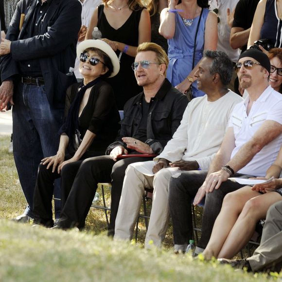 Yoko Ono, le chanteur Bono, Salil Shetty, The Edge et Melissa Mark-Viverito - Une tapisserie rendant hommage à John Lennon dévoilée Elis Island, en face de Manhat­tan à New York, le 29 juillet 2015. Il y a 40 ans, John Lennon rece­vait sa Green Card, pour célébrer cet évènement une tapis­se­rie a été comman­dée par le fonda­teur de Art for Amnesty pour remer­cier Yoko Ono d'avoir cédé à Amnesty Inter­na­tio­nal les droits sur les reprises des chan­sons que Lennon a compo­sées dans la période post-Beatles.