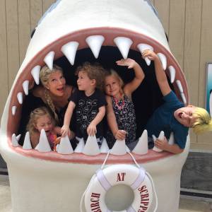 Tori Spelling et ses enfants (Hattie, Stella, Liam et Finn) au Birch Aquarium de La Jolla, Los Angeles, le 30 juillet 2015