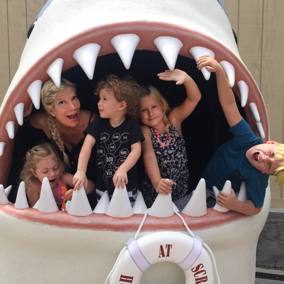 Tori Spelling et ses enfants (Hattie, Stella, Liam et Finn) au Birch Aquarium de La Jolla, Los Angeles, le 30 juillet 2015