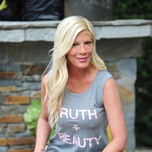Tori Spelling s'amuse avec ses enfants dans le jardin de sa maison à Los Angeles, le 28 juillet 2015