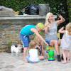 Tori Spelling s'amuse avec ses quatre enfants dans le jardin de sa maison à Los Angeles, le 28 juillet 2015