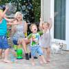 L'actrice Tori Spelling s'amuse avec ses enfants (Hattie, Stella, Liam et Finn) dans le jardin de sa maison à Los Angeles, le 28 juillet 2015