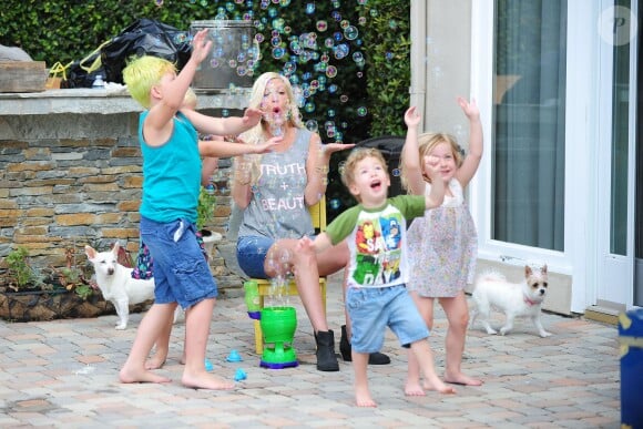 L'actrice Tori Spelling s'amuse avec ses enfants (Hattie, Stella, Liam et Finn) dans le jardin de sa maison à Los Angeles, le 28 juillet 2015