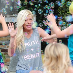 Tori Spelling s'amuse avec ses enfants dans le jardin de sa maison à Los Angeles, le 28 juillet 2015