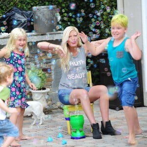 Tori Spelling s'amuse avec ses enfants dans le jardin de sa maison à Los Angeles, le 28 juillet 2015