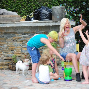 Tori Spelling s'amuse avec ses enfants dans le jardin de sa maison à Los Angeles, le 28 juillet 2015