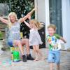 Tori Spelling s'amuse avec ses enfants dans le jardin de sa maison à Los Angeles, le 28 juillet 2015