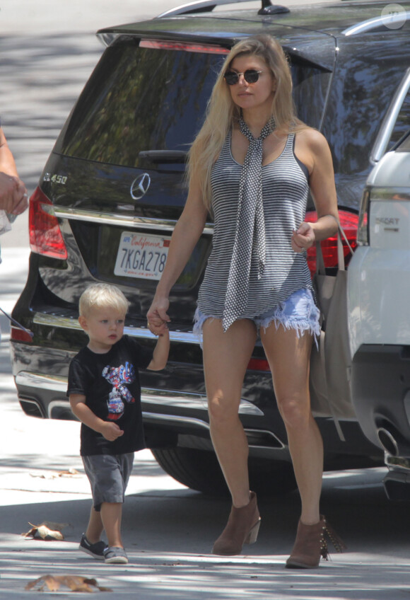 Fergie et son mari Josh Duhamel sont allés se promener avec leur fils Axl dans un parc à Brentwood. Le 31 juillet 2015