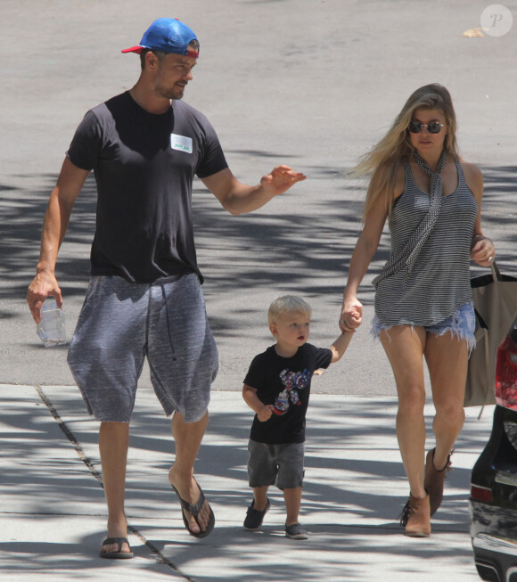 Fergie et son mari Josh Duhamel sont allés se promener avec leur fils Axl dans un parc à Brentwood. Le 31 juillet 2015