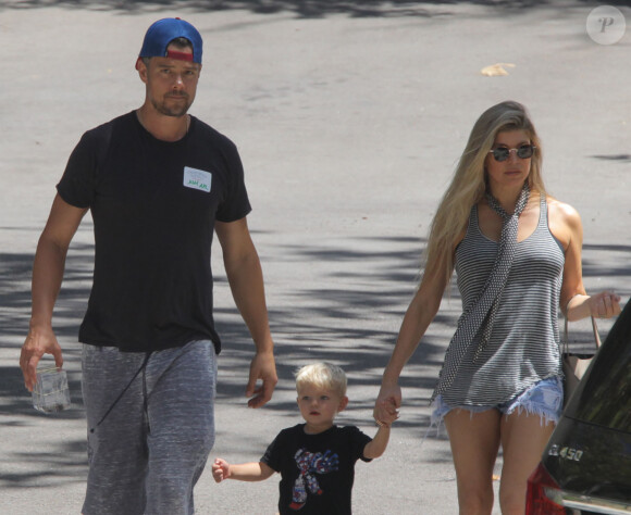 Fergie et son mari Josh Duhamel sont allés se promener avec leur fils Axl dans un parc à Brentwood. Le 31 juillet 2015