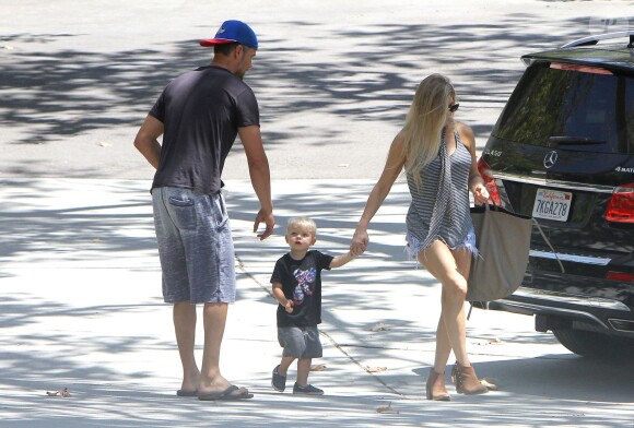 Fergie et son mari Josh Duhamel sont allés se promener avec leur fils Axl dans un parc à Brentwood. La petite famille semble avoir trouvé un nouvel ami pour leur fils Axl! Le 31 juillet 2015  Please hide children face prior publication Singer Fergie and her husband Josh Duhamel take their son Axl to a park on July 31, 2015 in Brentwood, California. The family looked to have caught something in a little plastic box- perhaps a new pet for Axl.31/07/2015 - Brentwood
