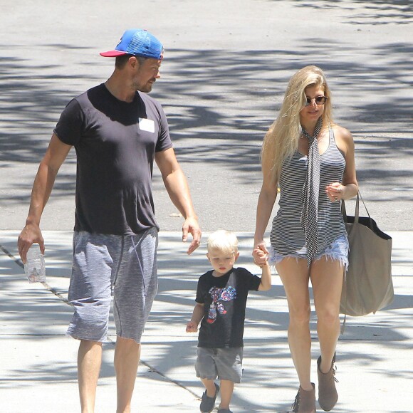 Fergie et son mari Josh Duhamel sont allés se promener avec leur fils Axl dans un parc à Brentwood. Le 31 juillet 2015
