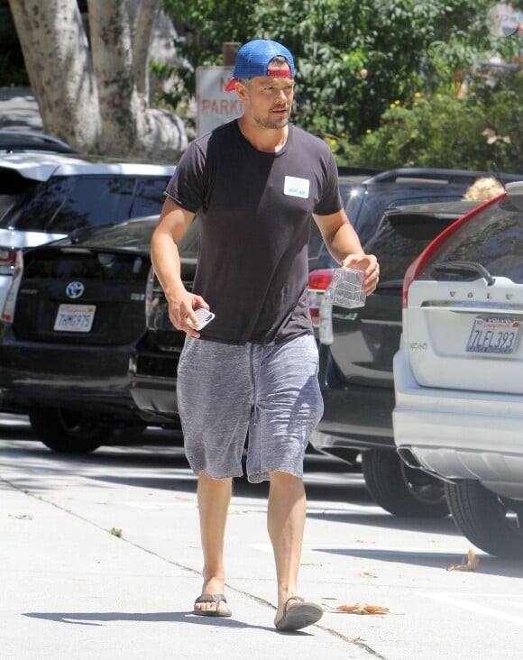 Fergie et son mari Josh Duhamel sont allés se promener avec leur fils Axl dans un parc à Brentwood. La petite famille semble avoir trouvé un nouvel ami pour leur fils Axl! Le 31 juillet 2015  Please hide children face prior publication Singer Fergie and her husband Josh Duhamel take their son Axl to a park on July 31, 2015 in Brentwood, California. The family looked to have caught something in a little plastic box- perhaps a new pet for Axl.31/07/2015 - Brentwood