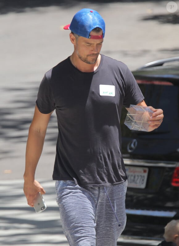 Fergie et son mari Josh Duhamel sont allés se promener avec leur fils Axl dans un parc à Brentwood. La petite famille semble avoir trouvé un nouvel ami pour leur fils Axl! Le 31 juillet 2015  Please hide children face prior publication Singer Fergie and her husband Josh Duhamel take their son Axl to a park on July 31, 2015 in Brentwood, California. The family looked to have caught something in a little plastic box- perhaps a new pet for Axl.31/07/2015 - Brentwood