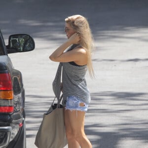 Fergie sort de sa voiture à Brentwood, le 31 juillet 2015  Singer Fergie spotted out running errands in Brentwood, California on July 31, 201531/07/2015 - Brentwood