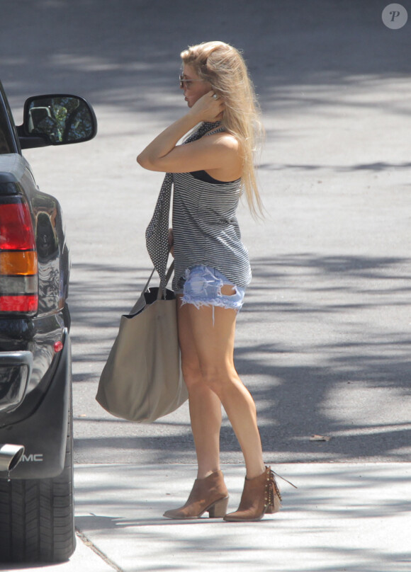 Fergie sort de sa voiture à Brentwood, le 31 juillet 2015  Singer Fergie spotted out running errands in Brentwood, California on July 31, 201531/07/2015 - Brentwood