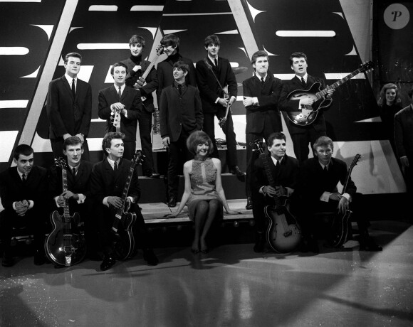 Les Beatles John Lennon, George Harrison et Paul Mccartney, Billy J. Kramer, Ray Jones, Ringo Starr, Chris Curtis, Michael Pender, Tony Mansfield, Mike Maxfield, Cilla Black, Tony Jackson et John Mcnally en février 1964. 